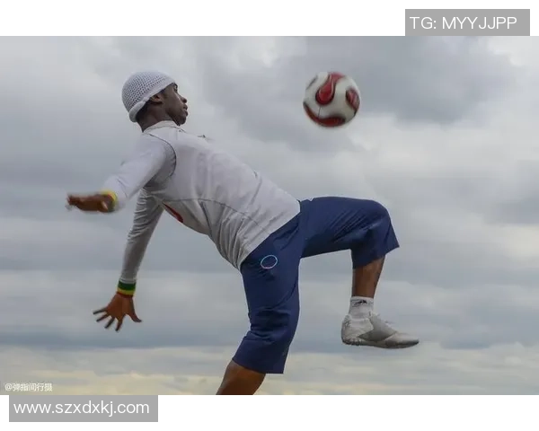 足球球星惊现街头与路人互动引发网友热议真假身份成谜